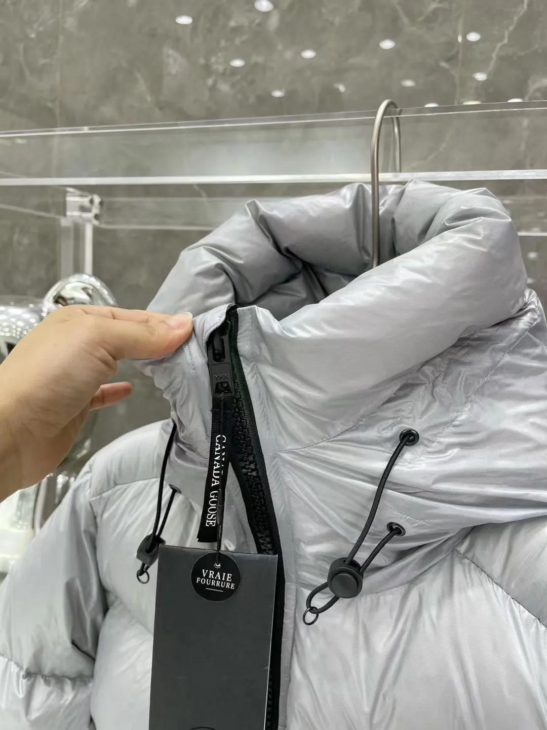 P860 Canada Goose/Canada Goose 2022 limited new Crofton puff down jacket top version (exclusive to the entire network)‼ ️ ‼ ️Top version, ceiling level‼ ️ Crofton soft bread, the latest style in 2022, with cold protection effect up to level 4, made of recycled Feather-Light tear-resistant fabric, ultra-light, and no weight on the upper body at all! The unique black label highlights your temperament‼ ️ Canada Goose, a Canadian brand, has always been recognized as the warmest down jacket. Various Instagram celebrities, Internet celebrities, and celebrities often wear it for street photos. I do Canada Goose every year, but I still can’t get rid of my love for the geese. No matter how cold the weather is, there is no need to be afraid, because there are geese! Filled with 90% white duck down, Canada Goose is the legendary warmest down jacket and is known as a must-have for Arctic outdoor sports! The most popular down jacket in the world, celebrities are rushing to buy it, it is a must-have!   Same style for men and women Size: S~XXL Ready in stock